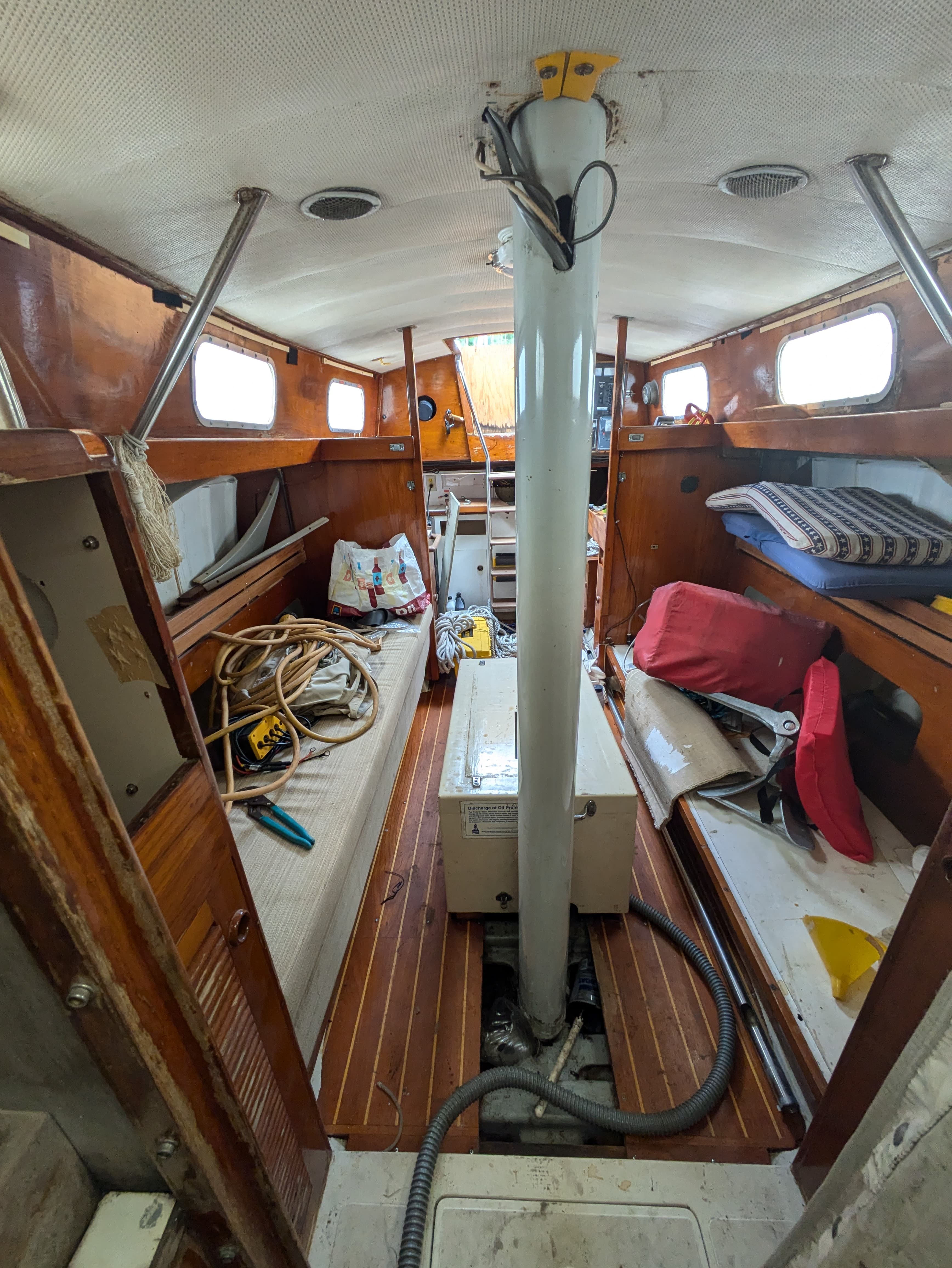 Roomy cabin w/ berth for 4